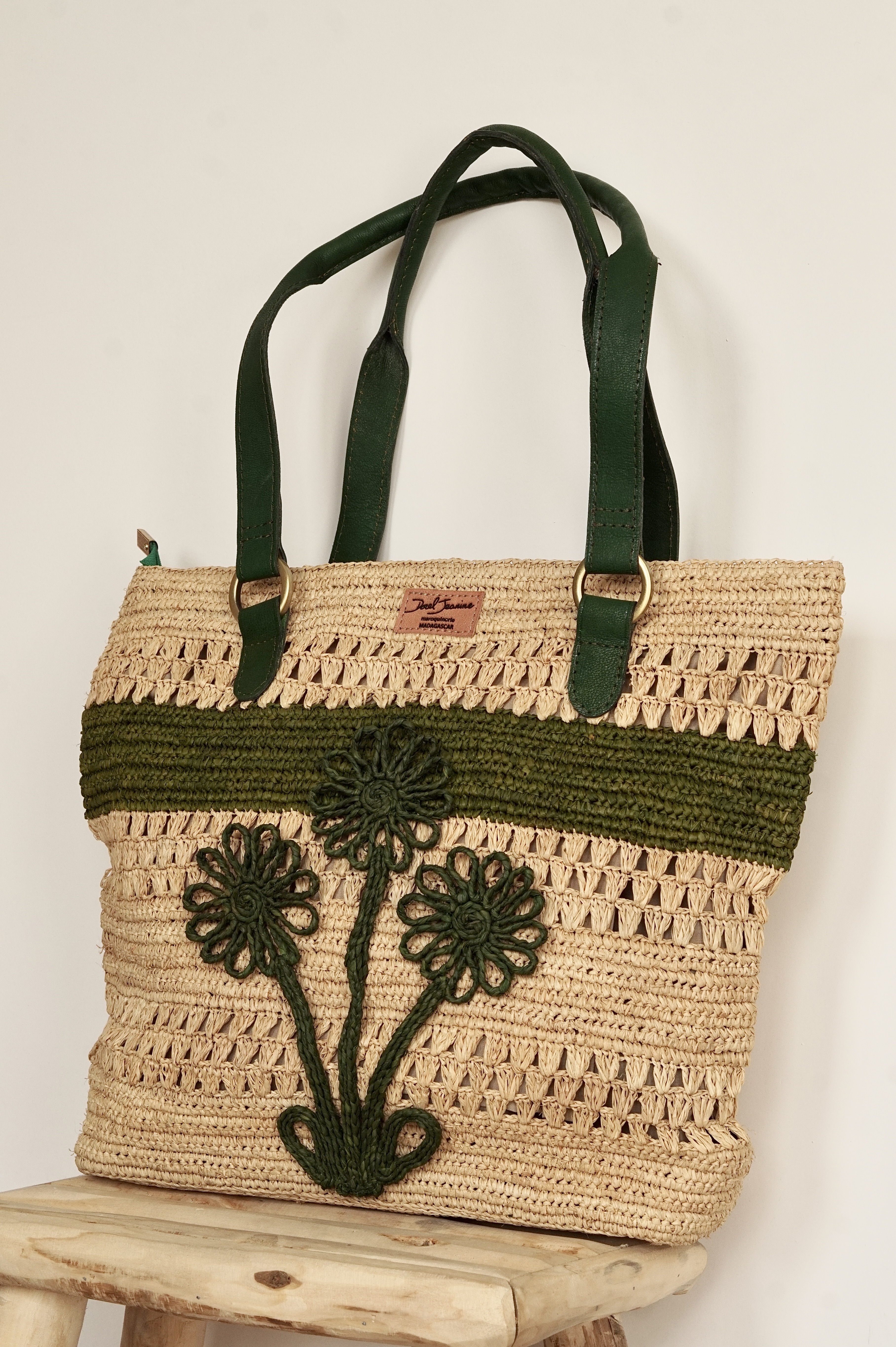 D&eacute;tail du tressage raphia et du cuir tann&eacute; v&eacute;g&eacute;tal