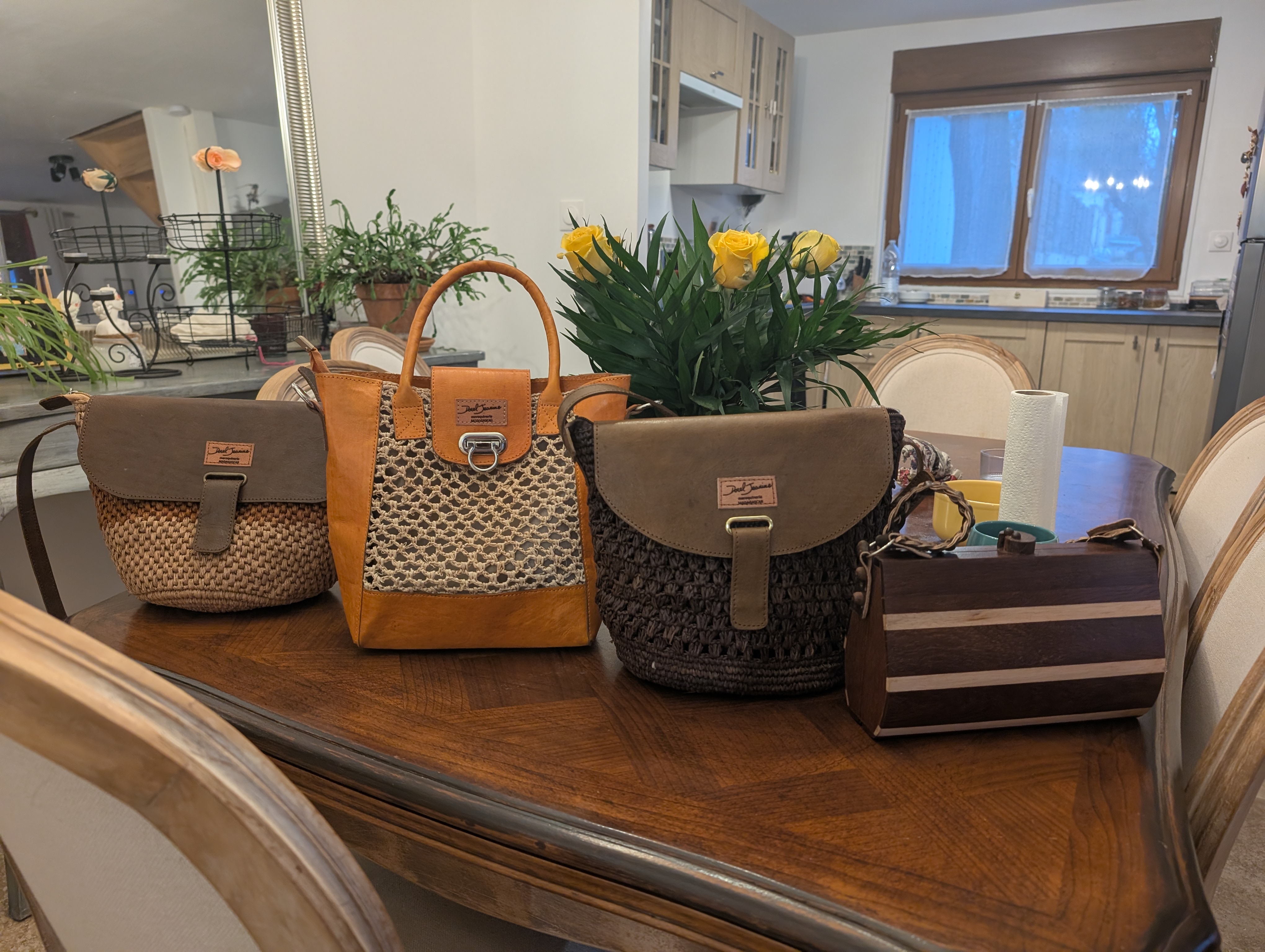 Collection de sacs artisanaux en cuir et raphia de Madagascar