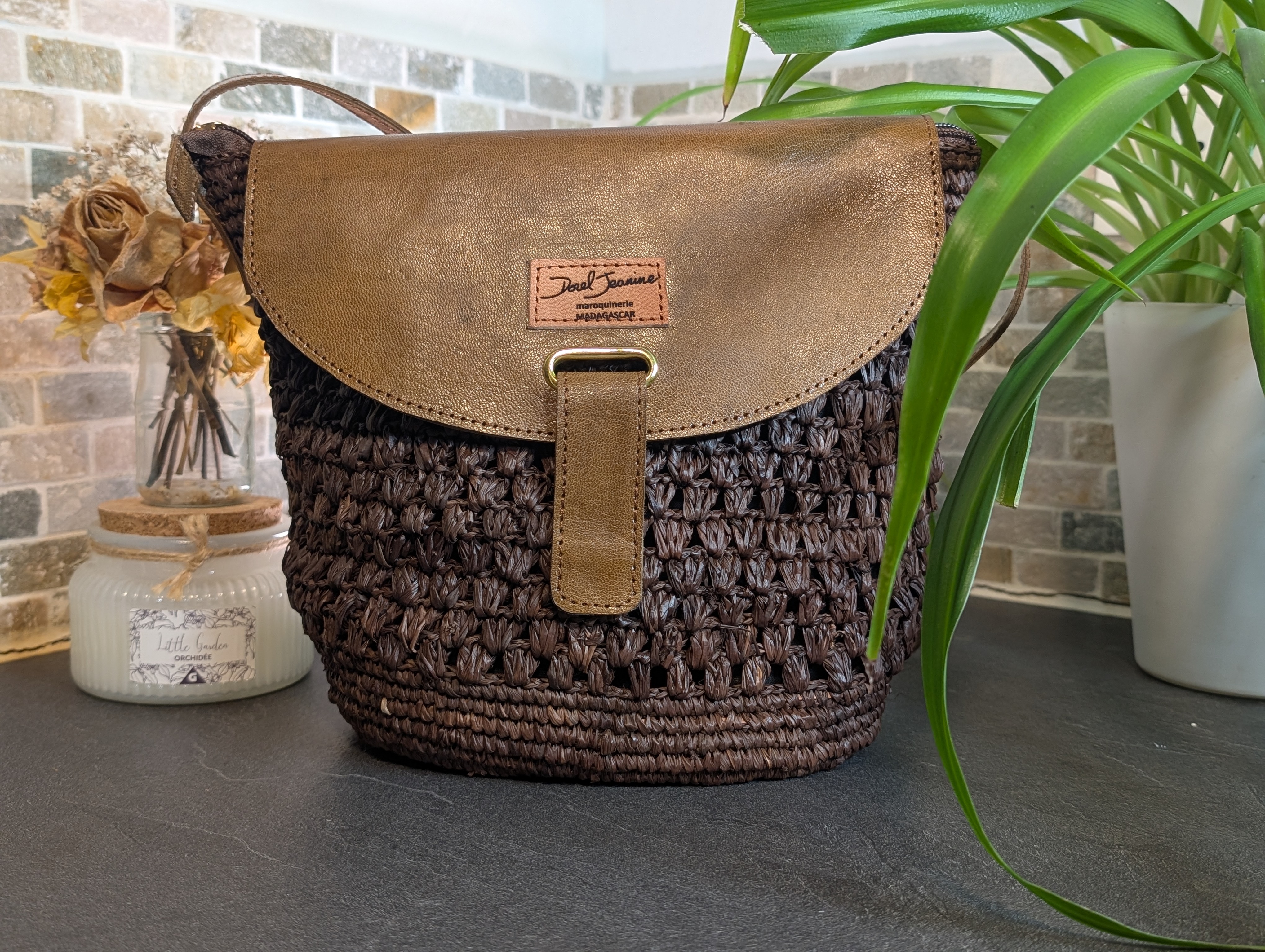 Besace en raphia marron avec rabat en cuir