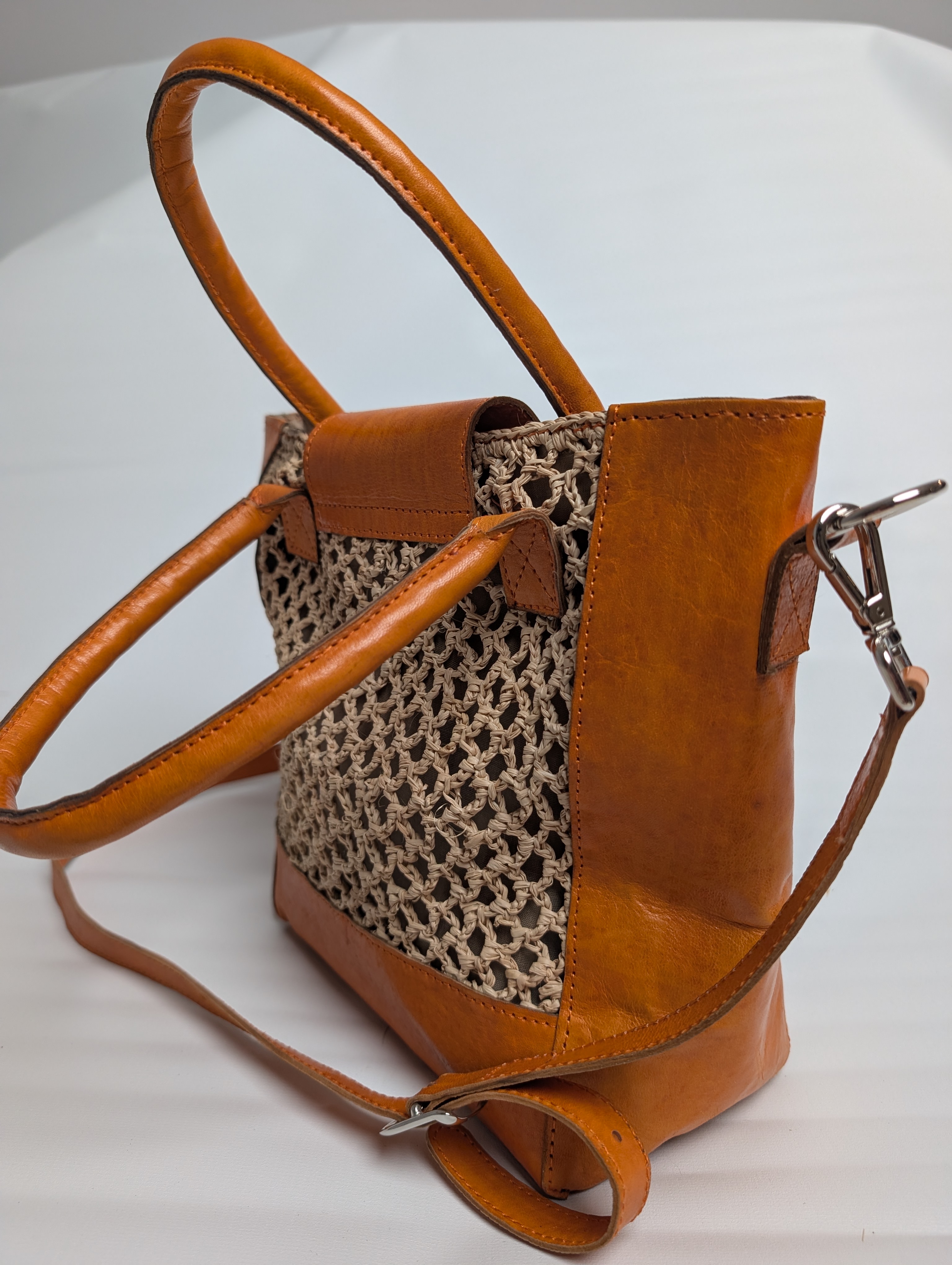 D&eacute;tail du tressage raphia et du cuir tann&eacute; v&eacute;g&eacute;tal