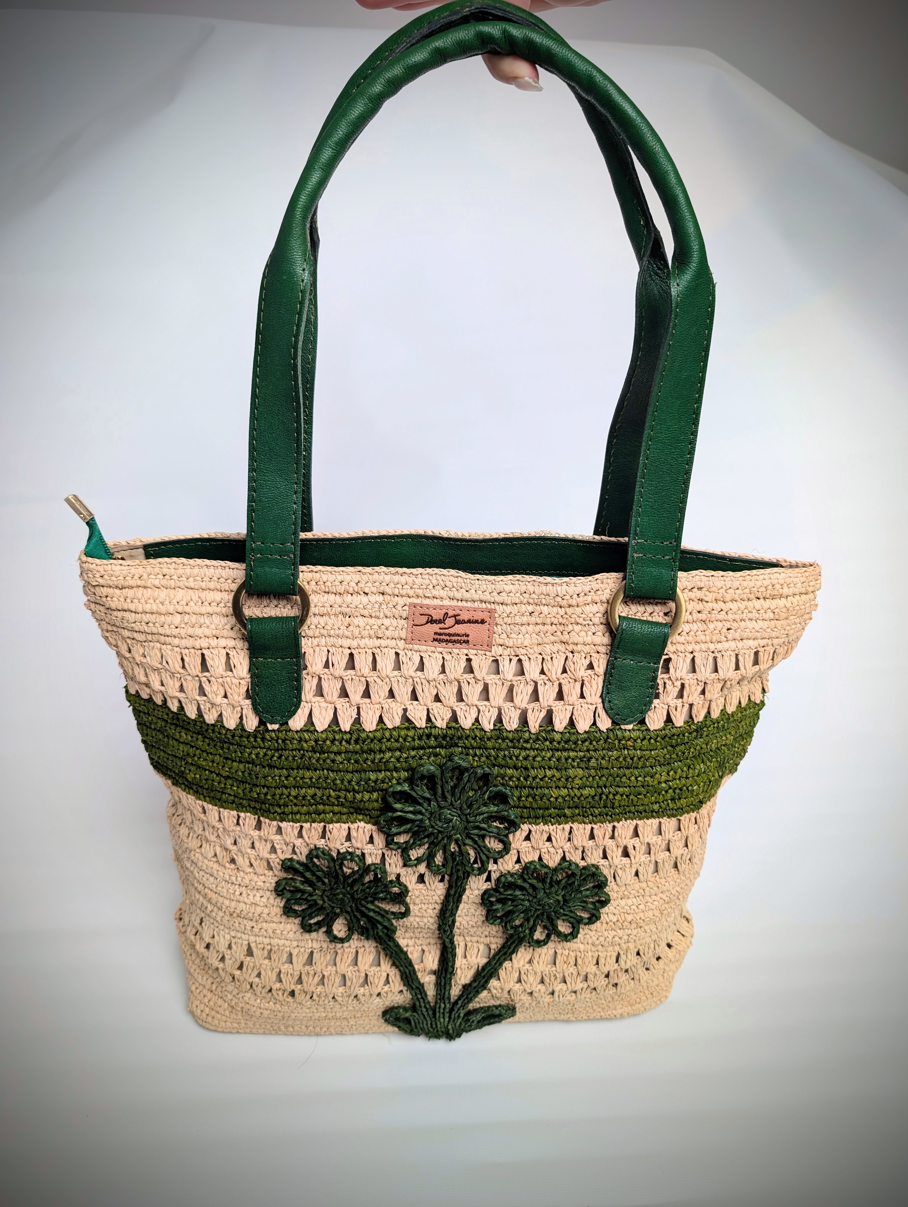Sac en raphia vert avec anses en cuir et motif floral